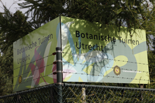 806566 Afbeelding van een naambord van de Botanische Tuinen van de Universiteit Utrecht in het Fort Hoofddijk ...